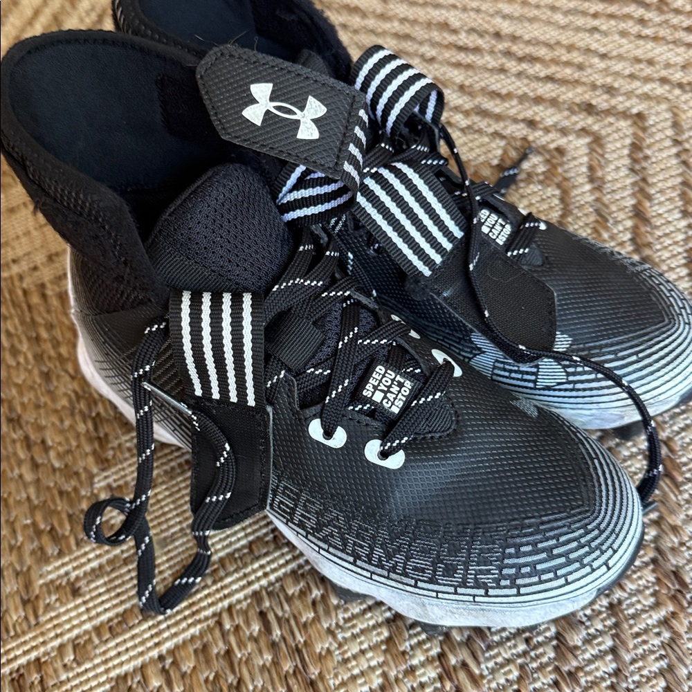 Under Armour football cleats youth Size 4Y. Like new!